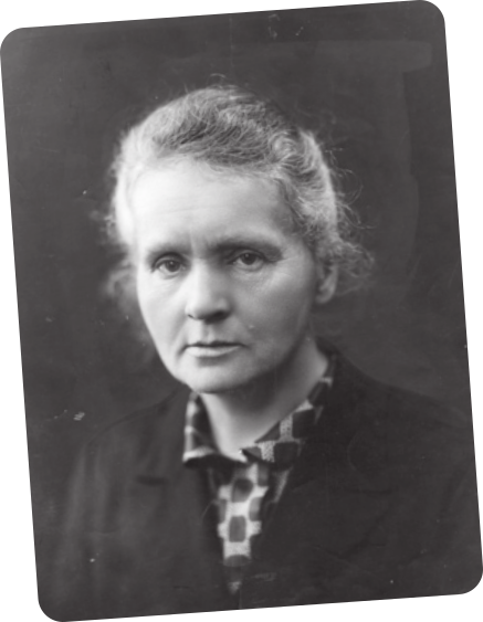 Fotografia em preto e branco de Marie Curie com expressão séria. Ela está com os cabelos presos para trás, usando uma blusa de gola estampada e casaco.