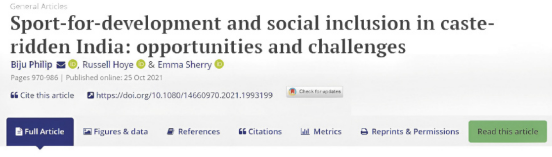Reprodução de página da internet com um artigo científico. Temos o título do artigo, autores e itens do menu. As informações são as seguintes: 'General Articles' Título: 'Sport-for-development and social inclusion in caste-ridden India: opportunities and challenges'. 'Biju Philip. Russell Hoye & Emma Sherry. Pages 970-986 | Published online: 25 October 2021'. Em seguida, abas e links relacionados ao artigo.