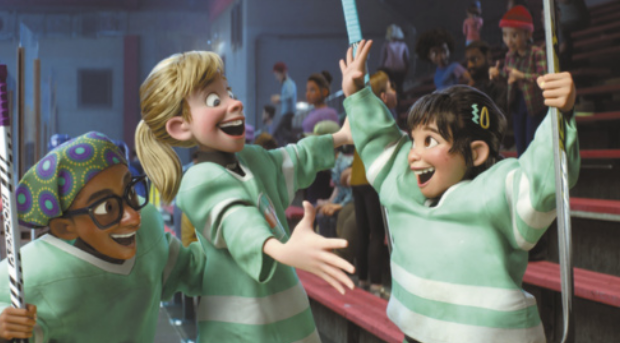 Cena da animação 'Inside Out 2'. Na cena, a protagonista está comemorando com duas amigas durante uma partida de hóquei, próximo da arquibancada. Elas sorriem, erguem os braços e se abraçam. A protagonista é uma adolescente branca e loira, com os cabelos presos para trás; uma das amigas é negra, usa óculos e está com um tecido cobrindo os cabelos; a outra amiga é branca, tem cabelos lisos e pretos com franja, presos para trás. Elas usam o uniforme do time e seguram os tacos de hóquei.