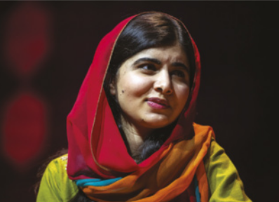 Fotografia de Malala Yousafzai. Ela tem pele branca e cabelos castanhos escuros, que estão parcialmente cobertos por um véu com cores em tons de vermelho e laranja. Está olhando para o lado, com expressão serena e um leve sorriso.