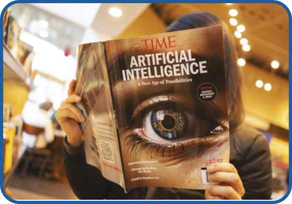 Fotografia de uma mulher segurando uma revista 'Time' aberta à frente do rosto. Em destaque na capa, está escrito 'Artificial Intelligence'. A imagem representa um olho humano, no qual a íris está repleta de circuitos eletrônicos.