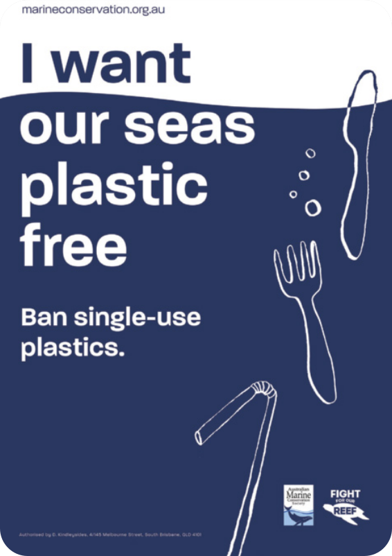 Cartaz com imagem de talheres e canudo plásticos boiando no fundo do oceano. Em destaque, está escrito: 'I want our seas plastic free. Ban single-use plastic'.