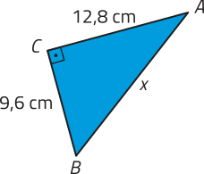 Imagem de um triângulo retângulo A B C, cujos catetos medem 9,6 centímetros e 12,8 centímetros, e a hipotenusa mede x.