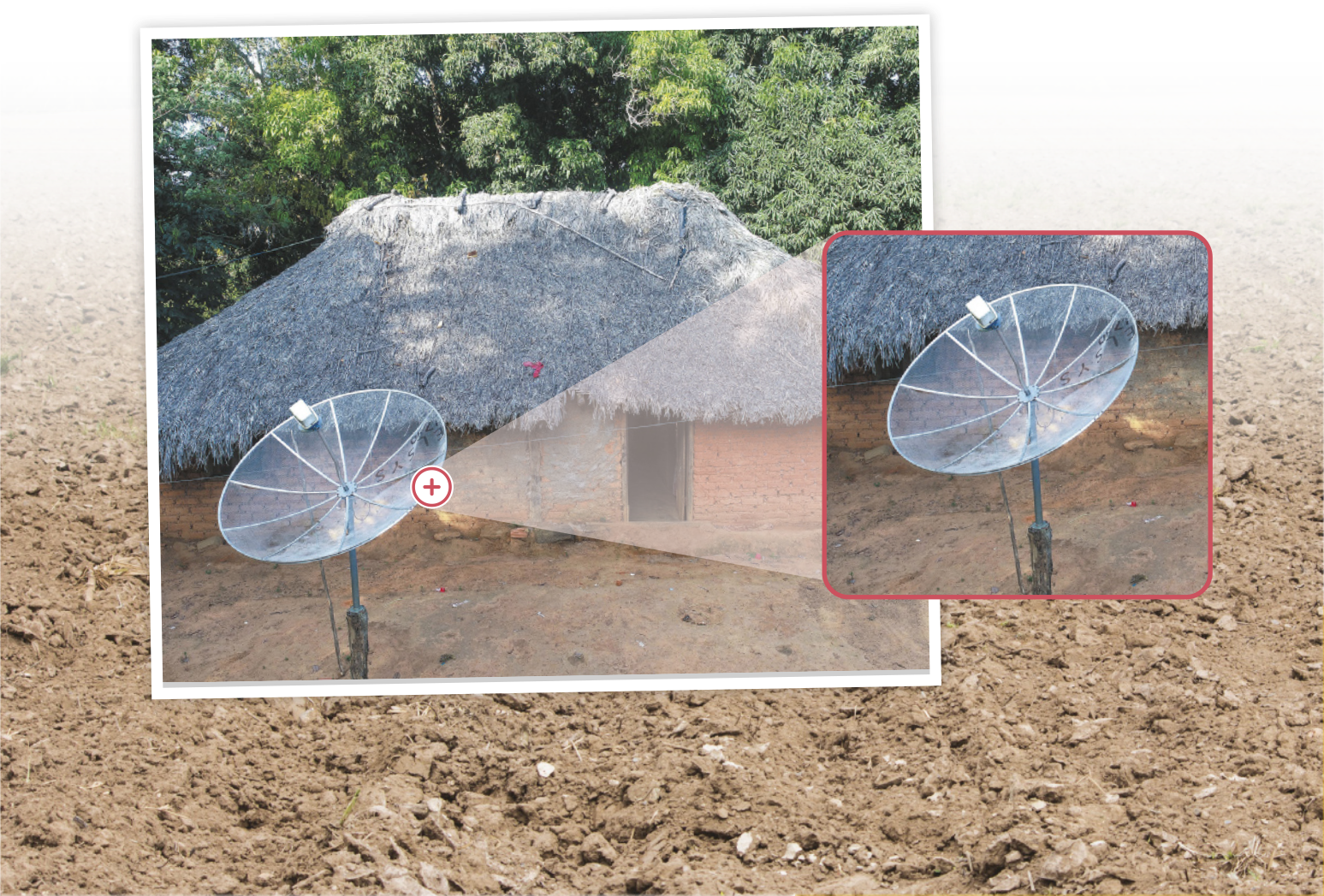 Fotografia de uma antena parabólica voltada para o céu, localizada em frente a uma moradia de tijolos e telhado de sapê. A antena tem formato paraboloide com um receptor ao centro, e é sustentada por uma haste metálica.
