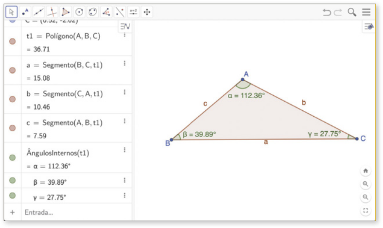 Imagem da janela de visualização do software GeoGebra. Temos uma barra de ferramentas com ícones do programa. Abaixo, há um triângulo A B C. O ângulo no vértice A é alfa igual a 112.36 graus, e é oposto ao lado B C, de medida a minúsculo; o ângulo no vértice B é beta igual a 39.89 graus, e é oposto ao lado A C, de medida b minúsculo; o ângulo no vértice C é gama igual a 27.75 graus, e é oposto ao lado A B, de medida c minúsculo. Ao lado, temos os comandos: t1 igual a Polígono (A, B, C) igual a 36.71; a minúsculo igual a Segmento (B, C, t1) igual a 15.08; b minúsculo igual a Segmento (C, A, t1) igual a 10.46; c minúsculo igual a Segmento (C, A, t1) igual a 7.59; Ângulos Internos (t1): alfa igual a 112.36 graus, beta igual a 39.89 graus, e gama igual a 27.75 graus.