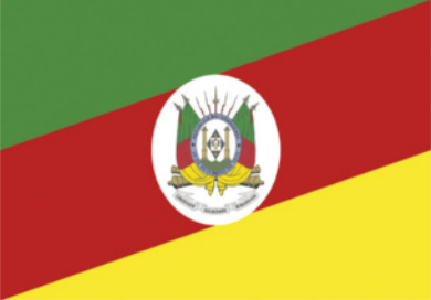 Imagem da bandeira do Rio Grande do Sul. Ela é composta por 3 faixas diagonais que formam um triângulo verde, um paralelogramo vermelho e um triângulo amarelo. Há um brasão de armas no centro.