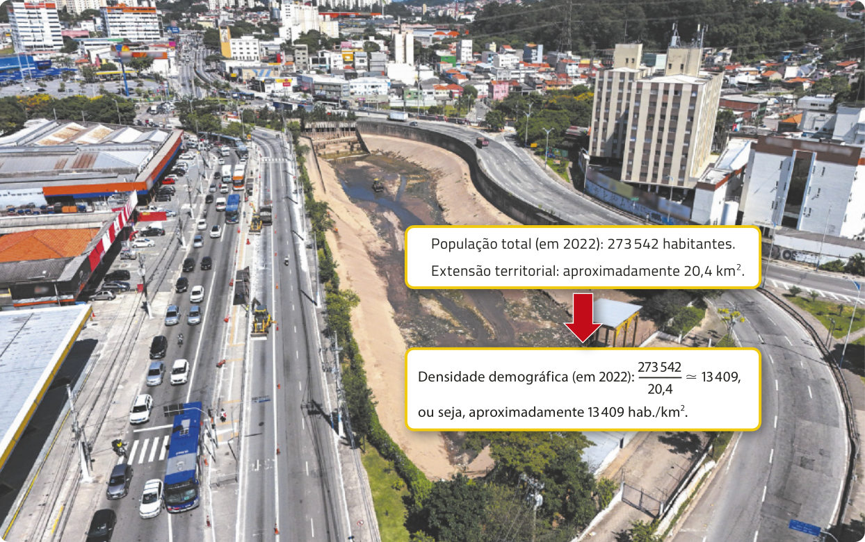 Fotografia aérea de uma grande cidade, destacando avenidas movimentadas com várias faixas de tráfego, cercadas por áreas urbanizadas com muitos prédios e pontos de vegetação. Ao centro há um rio com nível de água baixo. Temos as seguintes informações: População total (em 2022): 273.542 habitantes. Extensão territorial: aproximadamente 20,4 quilômetros quadrados. Densidade demográfica (em 2022): 273.542 sobre 20,4 igual a 13.409, ou seja, aproximadamente 13.409 habitantes por quilômetro quadrado.