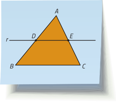 Imagem de um triângulo A B C com uma reta r paralela ao lado B C. Ela intersecta o lado A B em um ponto D, e o lado A C em um ponto E, determinando um triângulo semelhante A D E.