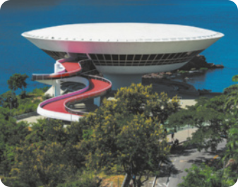 Fotografia com vista de cima de uma edificação em frente ao mar, com uma área circular no topo.