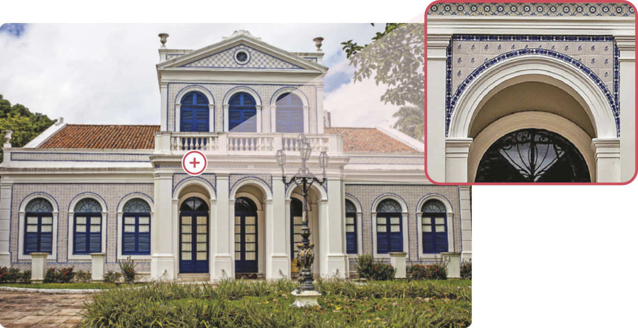 Imagem de um casarão, com 3 portas e 9 janelas na fachada. Uma ampliação mostra que há arcos entre os pilares em frente a cada uma das portas.