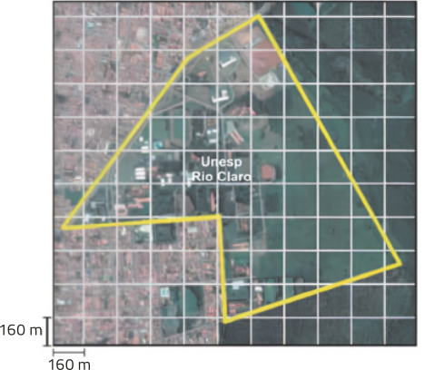 Imagem de malha quadriculada com quadradinhos com 160 metros de lado. Há um hexágono contornando a área referente à da Unesp Rio Claro. Ela engloba 26 quadradinhos inteiros e 59 quadradinhos englobam a figura inteira.