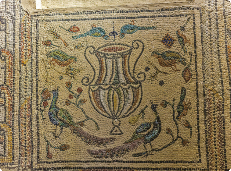 Fotografia de mosaico formando as figuras de um vaso com aves e ramos ao redor.