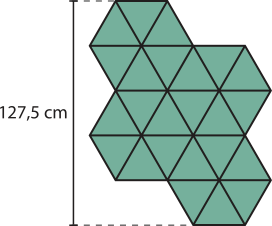 Imagem de um mosaico composto por quatro hexágonos regulares, encaixados dois a dois. Cada hexágono é formado por seis triângulos equiláteros. À esquerda da figura, há uma medida indicando a altura total do mosaico: 127,5 centímetros, valor que corresponde à altura de cinco triângulos equiláteros ou cinco vezes a aresta do hexágono.