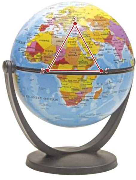 Imagem de uma esfera com os desenhos dos continentes e oceanos, sobre um suporte. Sobre a esfera, há um triângulo desenhado, com vértices A, B e C. Os pontos B e C estão alinhados na horizontal e o ponto A está acima deles.