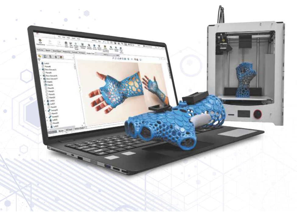 Imagem de um notebook com um projeto tridimensional exibido na tela. O projeto mostra uma órtese com estrutura vazada, encaixada na mão. A mesma peça está posicionada sobre o teclado do notebook. Ao fundo, há uma impressora 3D com a peça visível em seu interior.