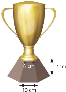 Imagem de um troféu dourado, apoiado sobre uma base em formato de tronco de pirâmide de base hexagonal. A aresta da parte superior mede 4 centímetros, e a da parte inferior mede 10 centímetros. A altura da base é de 12 centímetros.
