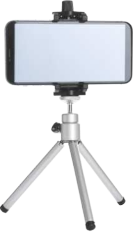 Imagem de um tripé com suporte para celular. O tripé tem três pernas metálicas inclinadas e base ajustável. No topo, há um suporte fixando um celular em posição horizontal.