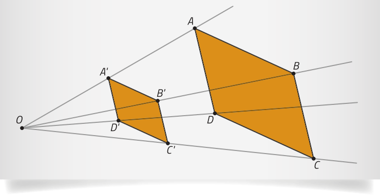 Imagem composta por dois quadriláteros com vértices identificados e conectados a um mesmo ponto O, localizado à esquerda das figuras. O quadrilátero maior é o mesmo descrito anteriormente, com vértices A, B, C e D, organizados no sentido horário. À esquerda dele, há um quadrilátero menor, com mesma forma e orientação, com vértices identificados como A linha, B linha, C linha e D linha. Linhas retas partem do ponto O e passam pelos pares de vértices correspondentes: A e A linha, B e B linha, C e C linha, D e D linha.