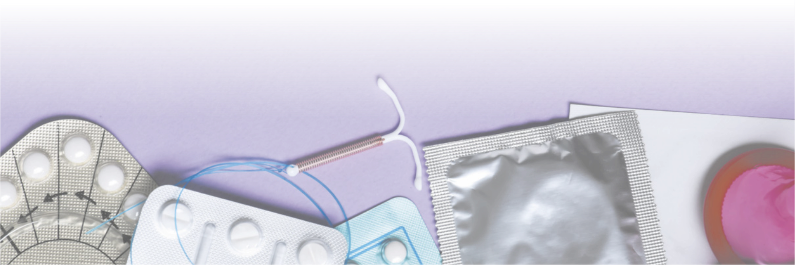 Imagem com diferentes métodos contraceptivos dispostos sobre uma superfície. Estão visíveis cartelas de comprimidos, um dispositivo intrauterino (DIU), um preservativo embalado e outro parcialmente exposto.