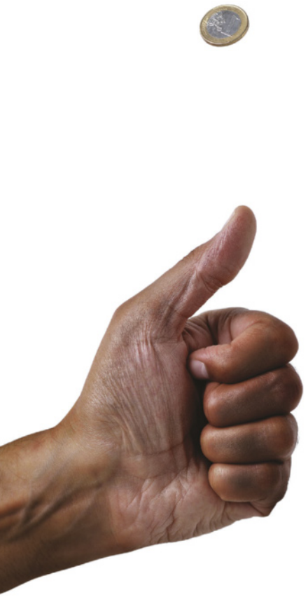 Fotografia de mão com o polegar estendido para cima, os demais dedos fechados, e uma moeda no ar.