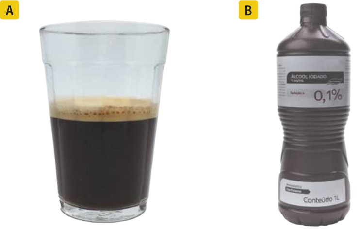 Composição com duas fotografias. A. Copo com café, que é um líquido preto e opaco. B. Frasco de álcool iodado a 0,1 por cento.