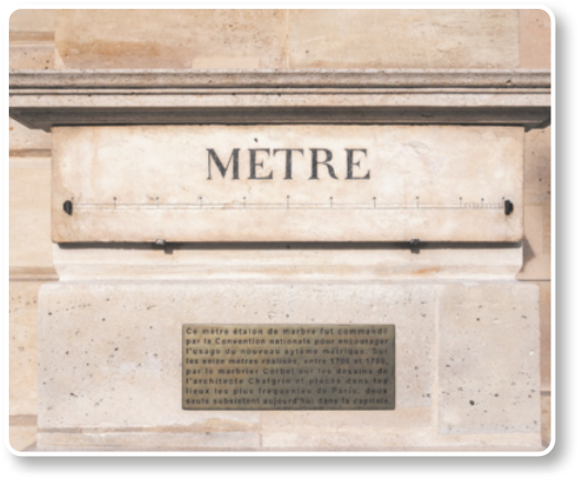 Fotografia de uma placa retangular de mármore. Há uma escala horizontal com o texto: 'metre'.