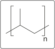 Imagem de fórmula estrutural simplificada de um monômero com 4 carbonos na cadeia principal, com um carbono em uma ramificação ligado ao segundo carbono. O monômero está entre colchetes, com o número n subscrito.