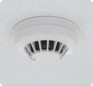 Fotografia de um sensor fixado no teto.