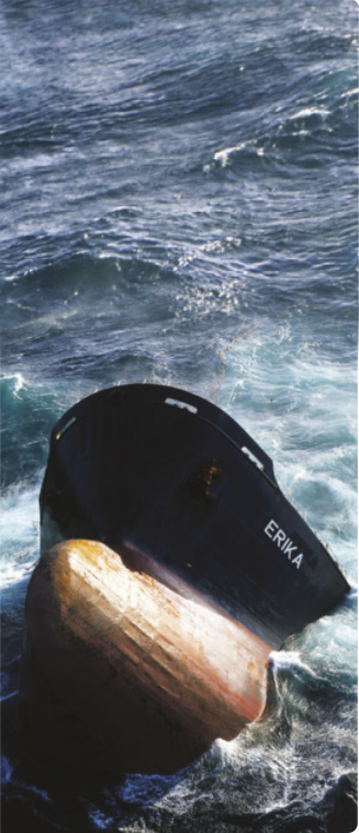 Fotografia do navio Erika afundando, com apenas parte dele para fora da água.