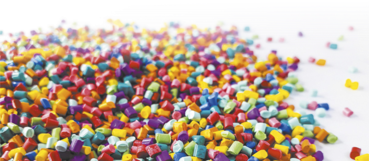 Fotografia de fragmentos de polímeros multicoloridos.