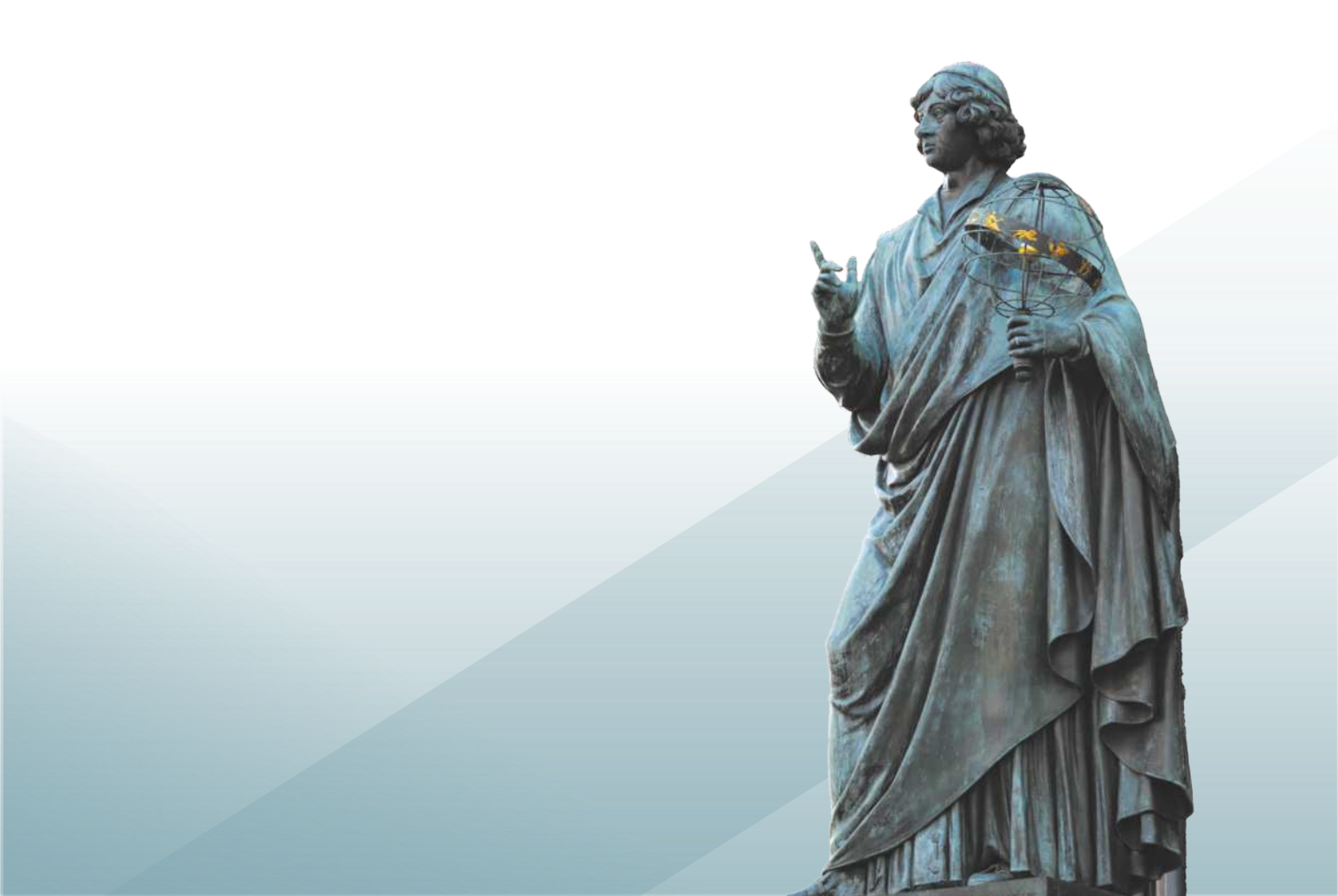 Fotografia de uma estátua. Ela possui um manto no corpo, uma de suas mão possui o indicador e polegar levantados e com a outra segura a estrutura de um globo terrestre.