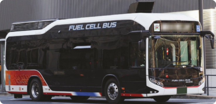 Fotografia de um ônibus com o escrito 'fuel cell bus'.