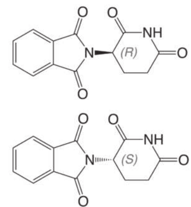 Imagem contendo duas fórmulas estruturais simplificadas espaciais. Em ambas há um anel aromático ligado a uma cadeia fechada com uma amida terciária. O nitrogênio do grupo se liga a uma cadeia fechada com 5 carbonos e um nitrogênio, que compõe uma amida secundária. Na primeira molécula, a cadeia fechada com 5 carbonos está projetada para frente e é nomeada como R. Na segunda molécula, está projetada para trás e é nomeada como S.