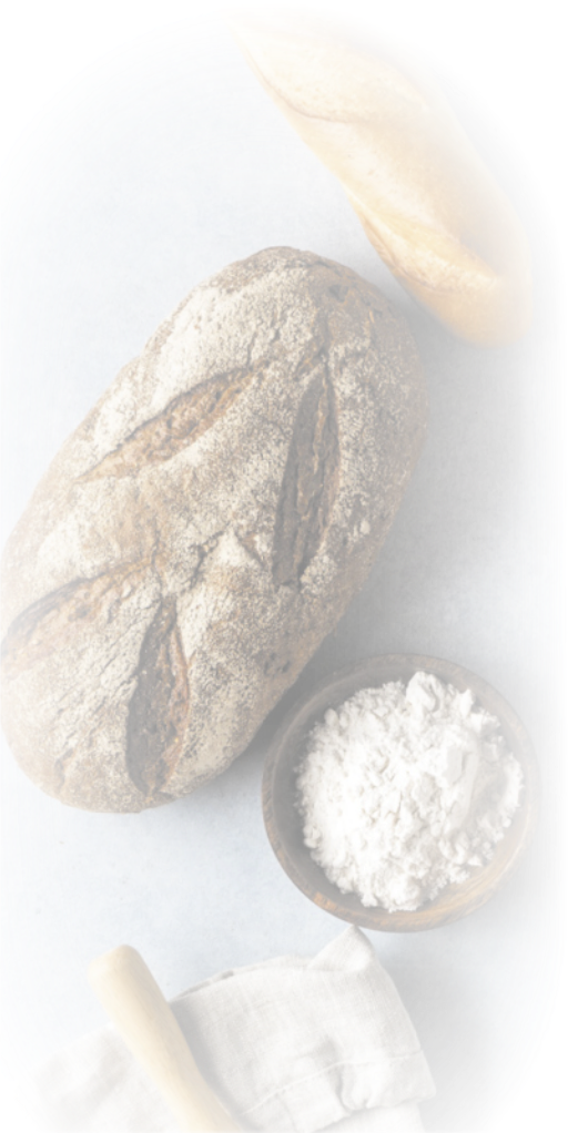 Imagem de pães e de um recipiente com farinha.