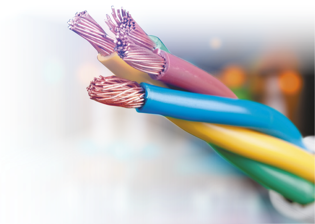 Fotografia de fios elétricos desencapados. Cada fio é formado por diversos fios de cobre.