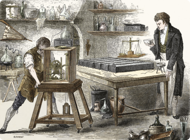 Ilustração de dois homens em um laboratório antigo. Há prateleiras com equipamentos de laboratório. Um dos homens se apoia em uma estrutura de madeira com engrenagens, enquanto o outro observa atentamente um recipiente em suas mãos, ao lado de uma mesa com instrumentos, como balança, livros e frascos.