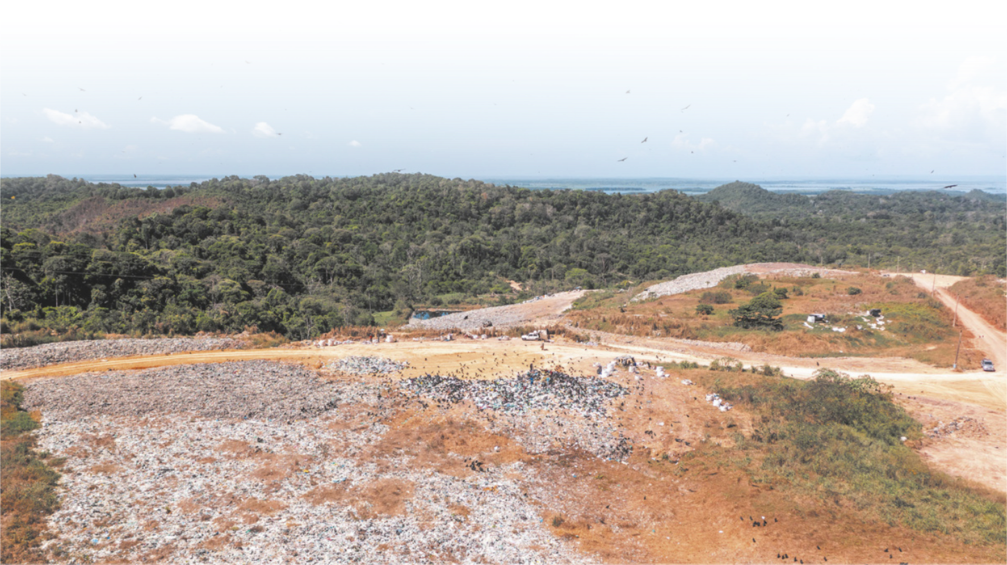 Fotografia com vista de cima de grande área desmatada, com muito lixo.