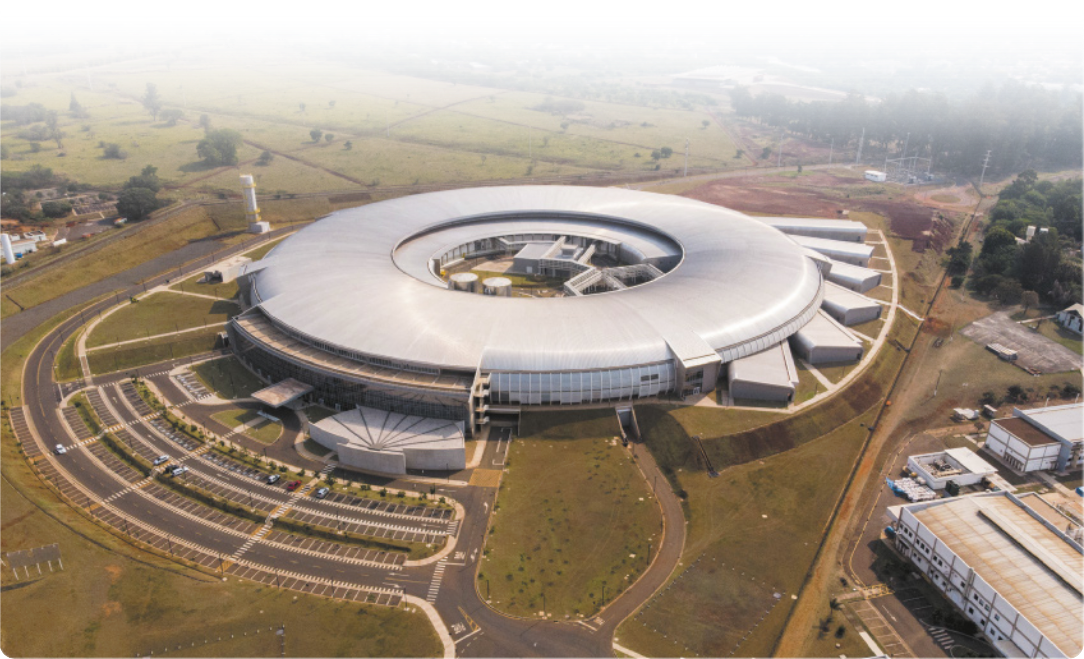 Fotografia aérea de um edifício de formato circular com uma abertura central.