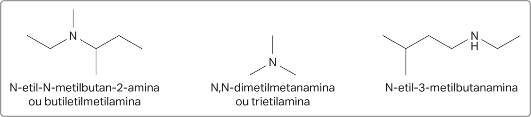 Imagem com fórmulas estruturais simplificadas de 3 substâncias: N-etil-N-metilbutan-2-amina ou butiletilmetilamina: Cadeia principal com 5 carbonos. Entre o segundo e o terceiro carbonos há um N que se liga a uma ramificação com um carbono. Há outra ramificação com um carbono no terceiro carbono. N,N-dimetilmetanamina ou trietilamina: N ligado a 3 carbonos por ligações simples. N-etil-3-metilbutanamina: Cadeia principal com 6 carbonos. Há uma ramificação com um carbono no segundo carbono. Há um grupo N H entre o quarto e o quinto carbonos.