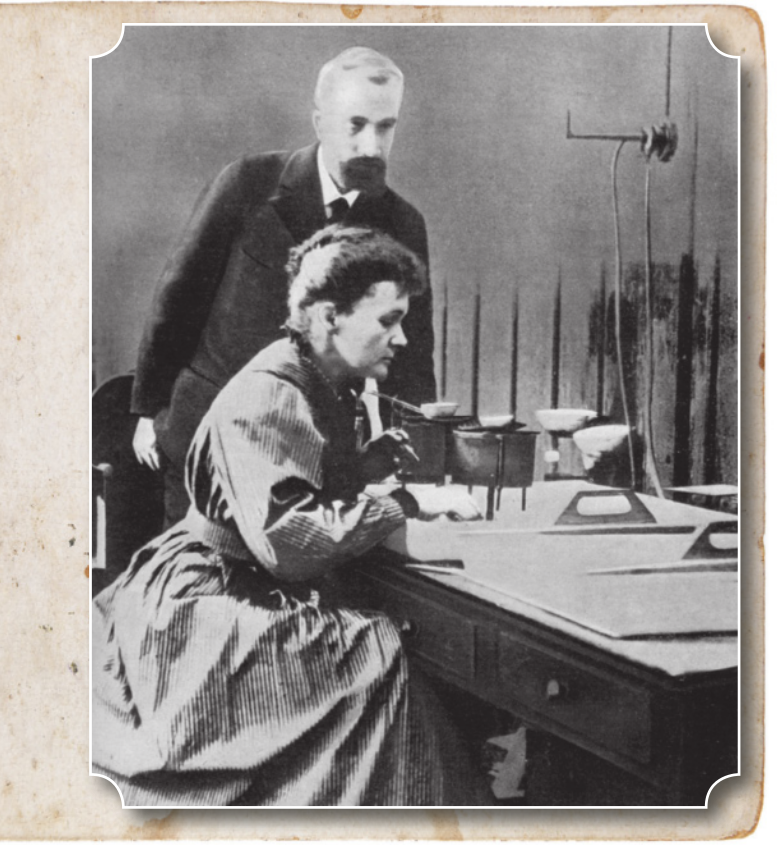 Fotografia de Pierre e Marie Curie trabalhando juntos em um laboratório.