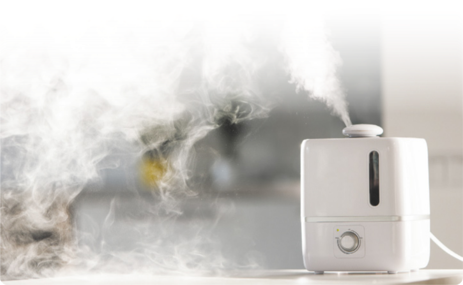 Fotografia de um umidificador ligado, liberando vapor de água no ambiente.