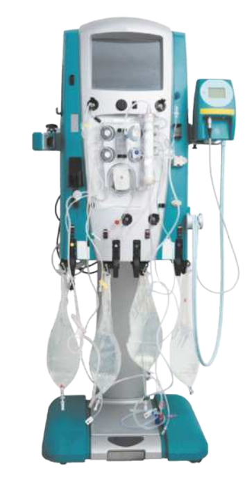 Fotografia de um equipamento médico. Ele possui uma estrutura vertical, uma tela e diversas bolsas com líquido conectadas a mangueiras.