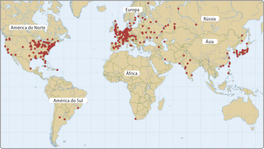 Mapa-múndi com as localizações de reatores nucleares indicadas. A maior parte se concentra na América do Norte, na Europa e no sudeste asiático. Na América do Sul há 3 e na África, um. Na Ásia hás alguns distribuídos na Rússia e no sul do continente.