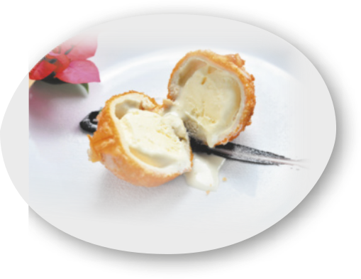 Fotografia de uma porção de sorvete frita. Ao redor da bola de sorvete há uma camada empanada e frita.