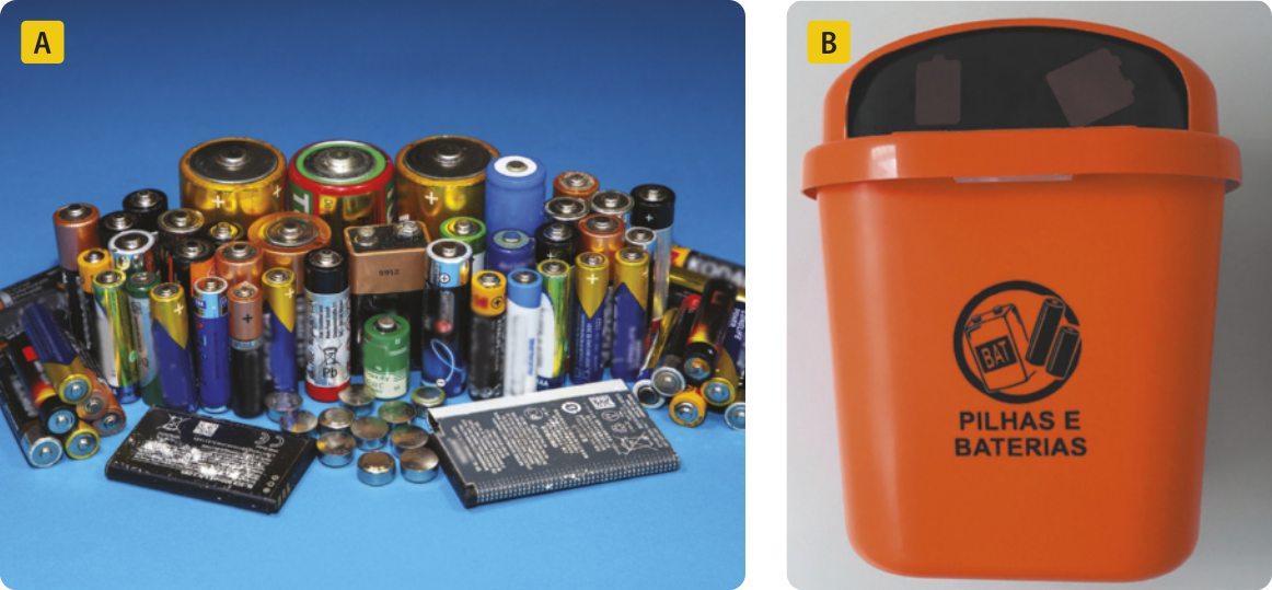 Composição com duas fotografias. A: há pilhas e baterias de diversos tamanhos, formatos e marcas. B: recipiente para descarte de pilhas e baterias.