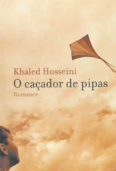 Capa de livro com fotografia de um garoto olhando para uma pipa voando, em um céu nublado.