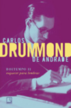 Capa de livro com fotografia de Carlos Drummond de Andrade: um homem de óculos escrevendo em um caderno.