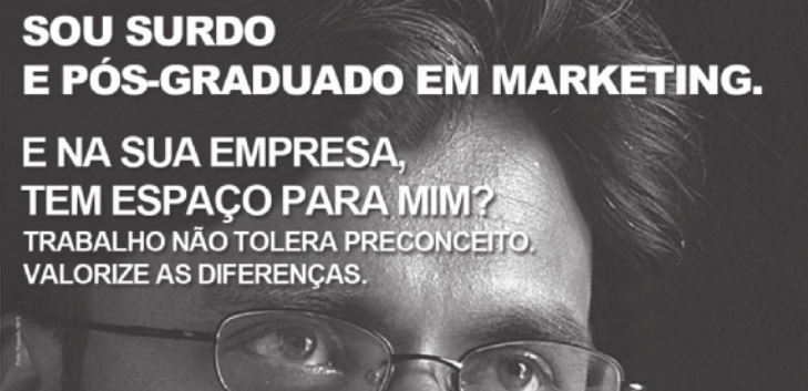 Cartaz de campanha publicitária com imagem de um homem de óculos e o seguinte texto: 'Sou surdo e pós-graduado em marketing. E na sua empresa, tem espaço para mim? Trabalho não tolera preconceito. Valorize as diferenças.'