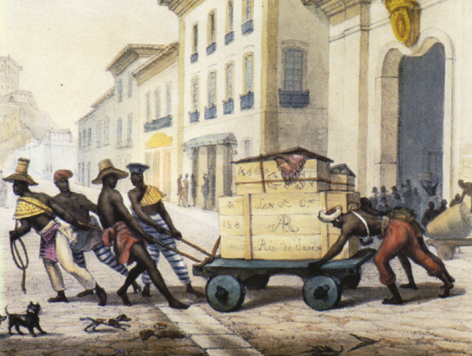 Gravura colorida representando homens escravizados, descalços e sem camisetas, carregando um carrinho de madeira em uma via pública de uma cidade, com caixas de madeira sobre o carrinho.