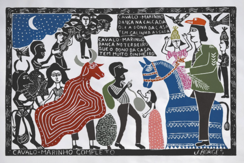Gravura colorida representando uma pessoa vestida com uma fantasia de boi bumbá, diante de um homem montado sobre um boneco de cavalo. Há diversas personagens e pessoas ao lado deles, como o diabo, pássaros e músicos tocando violões e violas. O título da gravura 'Cavalo-marinho completo' e a assinatura de J. Borges estão registrados na margem inferior da gravura. Na parte superior da gravura há duas caixas de texto com os seguintes trechos de uma canção: 'Cavalo-marinho; dança na calçada; que a dona da casa; tem galinha assada; Cavalo-marinho; dança no terreiro; que a dona da casa; tem muito dinheiro'.